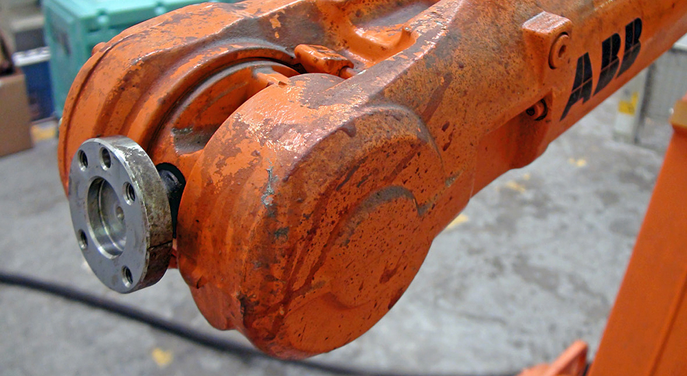 industrijski robot pred peskanjem